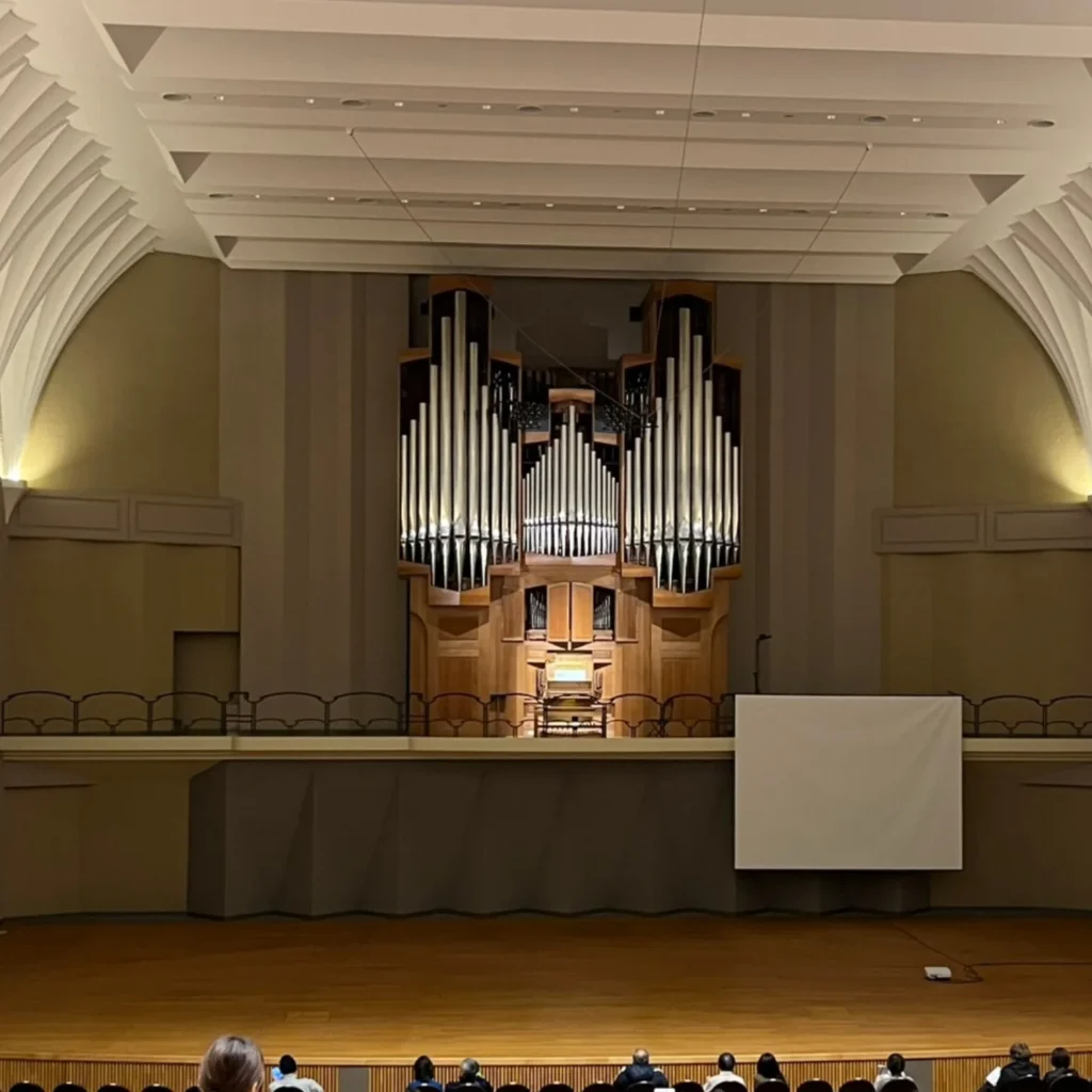 パルナソスホールへ